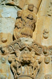 Fasáda kostela Saint Maria de Covet, Isona, Španělsko, detail hlavního města od Romanesque