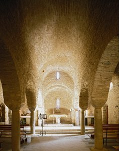 Vnitřní pohled na opatství od Romanesque
