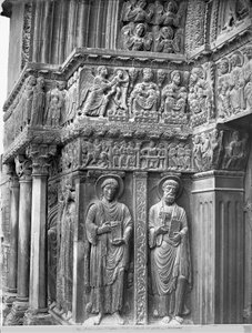 Levá strana kostelního portálu od Romanesque