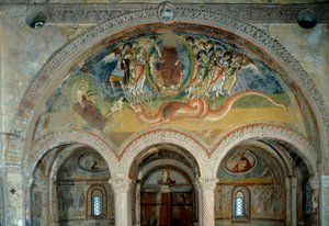 Znázornění Apokalypsy: andělé probodávají svými šípy monstrum se sedmi hlavami od Romanesque