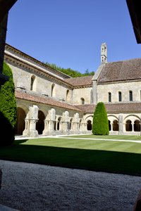 Románská architektura: pohled na ambitu a budovy cisterciáckého opatství Fontenay, Burgundsko od Romanesque