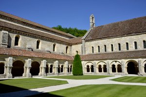 Románská architektura: pohled na ambitu a budovy cisterciáckého opatství Fontenay, Burgundsko od Romanesque