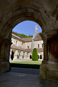 Románská architektura: pohled na ambitu a budovy cisterciáckého opatství Fontenay, Burgundsko od Romanesque