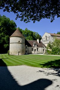 Románská architektura: pohled na holubník a psí boudu cisterciáckého opatství Fontenay, Burgundsko od Romanesque
