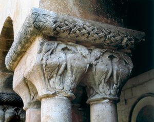 Románské umění: hlavní města ambitu zdobená ptáky. Architektura od Romanesque