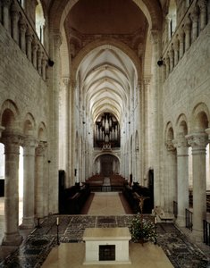 Románské umění: vnitřní pohled na baziliku Saint Benoit sur Loire (Loiret) postavenou mezi 11. a 13. stoletím. od Romanesque