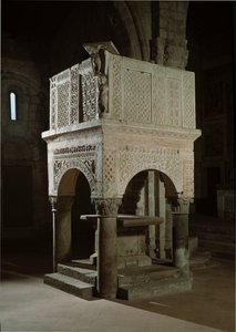 Románské umění: kazatelna kostela zdobená mramorem a reliéfy, kostel sv. Maria Maggiore (Toskánsko, Itálie) od Romanesque
