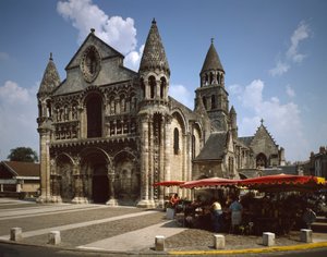 Románské umění: pohled na Notre Dame la Grande (Notre-Dame-la-Grande). Poitiers (Vídeň) z 12. století od Romanesque