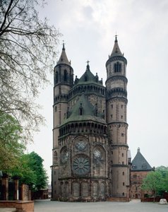 Románské umění: pohled na apsidu katedrály sv. Petra (11.-13. století) Worms, Německo od Romanesque