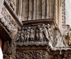Jidášův polibek, vlys portálu od Romanesque