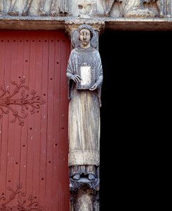 Pohled na sochu na středním pilíři centrálního portálu (1140-1200) od Romanesque
