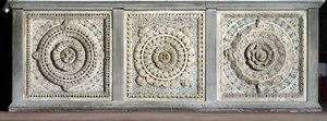 Pohled na oltář tvoří mramorové podnosy Markéty od Romanesque