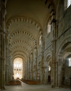 Pohled na centrální loď baziliky Santa Maria Magdalene (Saint Mary Magdalene (1096-1106), Vezelay, Yonne od Romanesque