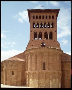 Pohled na kostel se zvonicí od Romanesque
