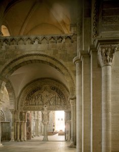 Pohled na nartex a centrální ušní bubínek představující poslání apotrů. Bazilika Santa Maria Magdalene (Sainte Marie Madeleine (1096-1106), Vezelay, Yonne od Romanesque