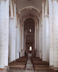 Pohled do hlavní lodi od Romanesque
