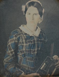 Žena s akordeonovou daguerrotypií, 40. léta 19. století. od Ron Fasand