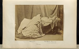 [Lady Middletonová jako "Elaine" a Sophy L.M. v Tableau Vivant z "Královských idyl"]