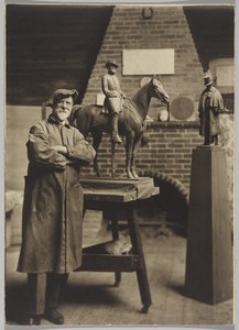 Ve studiu, Cyrus Dallin (čb fotografie) od Ross W. Baker