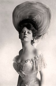 Camille Clifford 1885-1971, belgická herečka, 1905.