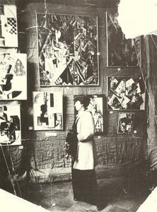 Alexandra Eksterová před obrazy Udalcovové na výstavě The Store, Moskva od Russian Photographer