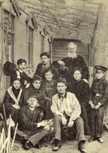 Anton Čechov s příbuznými a přáteli na dvoře svého domu na ulici Sadovaya-Kudrinskaya, Moskva, jaro 1890 (černobílá fotografie) od Russian Photographer