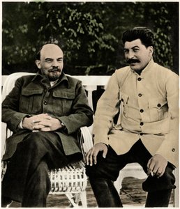 Lenin (Vladimir Iljič Uljanov a Josif Stalin (Josif Vissarionovič Džugašvili) Gorkij, srpen 1922 (foto) od Russian Photographer