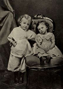Lenin ve věku čtyř let a jeho sestra Olga, Simbirsk od Russian Photographer