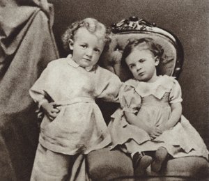 Lenin ve věku čtyř let a jeho sestra Olga, Simbirsk, 1874 od Russian Photographer