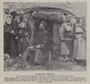 Li-Hung-Chang, nejpozoruhodnější ze všech Číňanů a jeho družiny (černobílá fotografie) od Russian Photographer