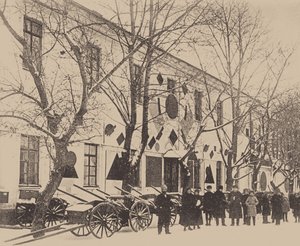 Malevič a studenti umělecké školy zdobí Bílá kasárna ve Vitebsku, prosinec 1919 (čb foto) od Russian Photographer