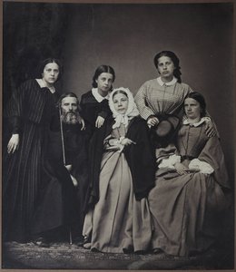 Portrét autora a lexikografa Vladimíra Dahla (Dal) (1801-1872) s rodinou (jeho manželkou Jekatěrinou Lvovnou Sokolovou (1819-1872) a dcerami), Anonym. Foto albuminu od Russian Photographer