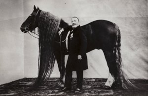 Ruský cirkusák Akim Nikitin s koněm od Russian Photographer
