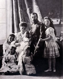 Rodina cara Mikuláše II. (1868 - 1918). Zleva doprava: velkovévodkyně Tatiana narozená 11. června 1897; velkovévodkyně Mary narozená 27. června 1899; velkovévodkyně Alexis narozená 12. srpna 1904; Zapůsobit na Alexandru Fjodorovnu; car Mikuláš II.; Velkokn od Russian Photographer
