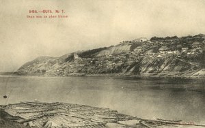 Pohled na Ufu, Rusko, přes řeku Belaya (č/b foto) od Russian Photographer