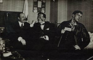 Vladimir Mayakovsky (vpravo) s Davidem Burlyukem (uprostřed) a Andrei Shemshurin, 1914, Moskva od Russian Photographer