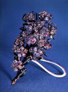 Brož v podobě kytice květin s briliantovými broušenými diamanty a smaltovaným zdobením, cca 1750 (zlato, stříbro, diamanty a email) od Russian School