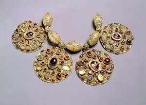 Medailony z Barmy Collar, s filigránovou a granulační výzdobou, Rayazan, 12. století (zlato osazené šperky a perlami) od Russian School