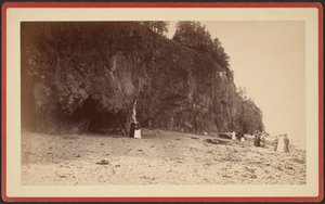 [Skupina lidí na pobřeží u útesů, pravděpodobně v Mt. Desert, Maine] od S.R. Stoddard
