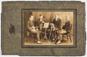 Fotografie Halla Johnsona a černého smyčcového kvartetu, ca. 1923. od S. Tarr