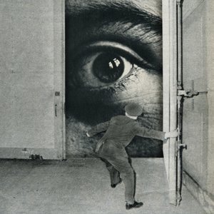 Surrealistický pohled za dveře