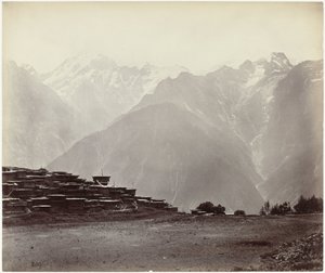 Pohled na Chini s Himalájemi v pozadí Panoramatický výhled na Chini (původní název) od Samuel Bourne (attributed to)