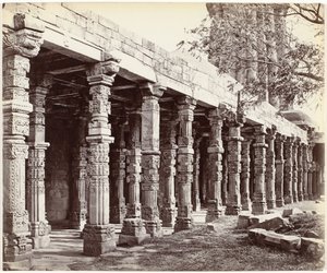 Kolonáda se setkala s ornamenten aan de basis van de Qutb Minar v Dillí Kolonáda Hindoo Pillars, v Kútub, East Side (původní název na objektu)