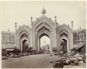 Brána pro bazar Hosseinabad, Lucknow Gateway of the Hooseinabad Bazaar (původní název)