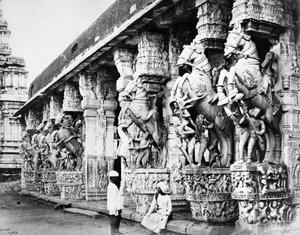 Vyřezávané koňské sloupy v chrámu Ranganatha, Srirangam, 1869