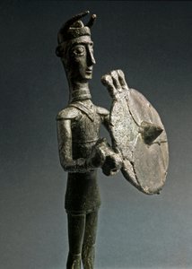 Nuragická kultura (nuraghi) Sardinská: bronzová soška válečníka se štítem. 8.-7. století před naším letopočtem. Národní muzeum prehistorické etnografie 