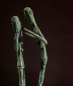 Nuragická kultura (nuraghi) Sardinská: vytesaná skupina bronzových zápasníků. 8.-7. století před naším letopočtem. Cagliari, Národní archeologické muzeum, Sardinie, Itálie od Sardinia Nuragic Civilization