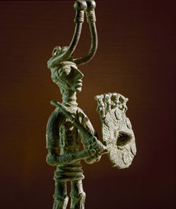 Nuragická kultura (nuraghi) Sardinská: soška válečníka se štítem a bronzovým mečem. 8.-7. století před naším letopočtem. Cagliari, Národní archeologické muzeum, Sardinie, Itálie