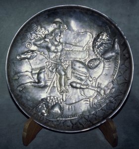 Miska zobrazující krále Ardašíra II. (r.379-86), ze Sari, Mazandaran, c. AD 380 (pronásledované a vyřezávané stříbro)
