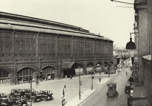 Berlín: Bahnhof Friedrichstrasse; Stanice Friedrichstrasse (černobílá fotografie) od Sasha Stone